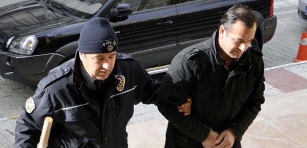 Bıçaklı kazmalı kavgada 1 kişi ölümden döndü