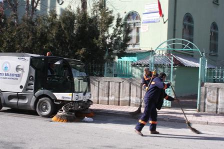 Karatay’da camiler ve okul bahçeleri temizleniyor