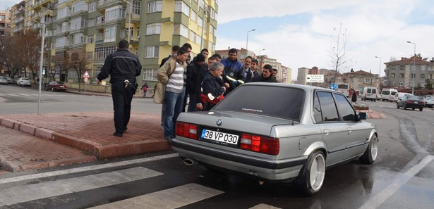 Araç içinde yanmaktan son anda kurtuldu