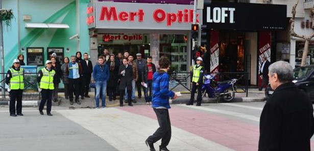 Polise aldırmadan kırmızı ışıkta geçtiler