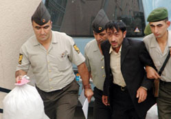 Jandarmaya esrar satmak istedi