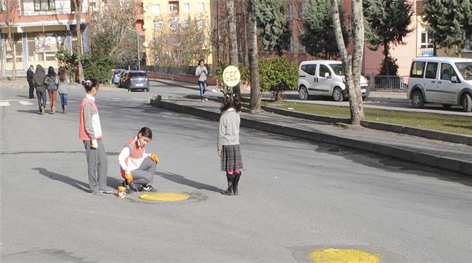Kazaları önlemek için boyadılar