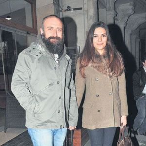 Mikrofonu eline aldı