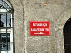 Müftü namaz kılmak isteyen kadınları camiye almıyor