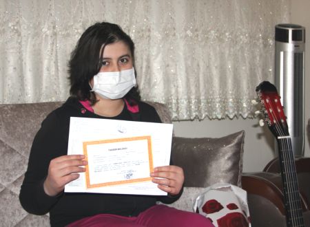 Evde eğitim gören öğrencilerin karne sevinci