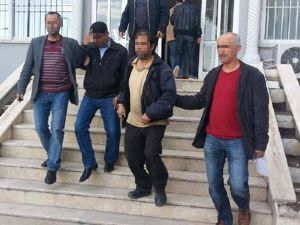 Kızına esrar içirip erkeklere pazarladı