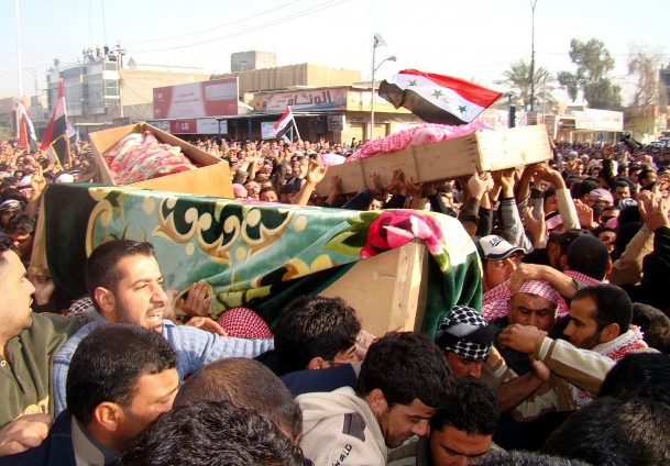Protestolarda ölenler toprağa verildi
