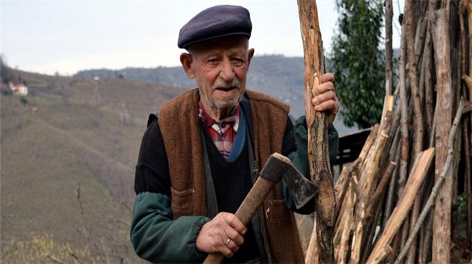 Gençlere taş çıkartıyor