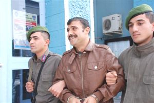 Jandarmanın üzerine pittbull saldılar