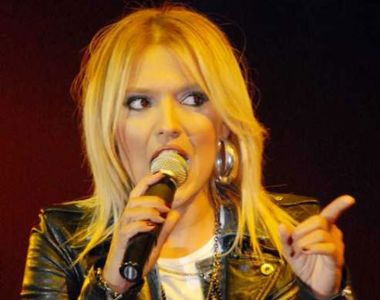 Demet'ten Hadise'ya taş