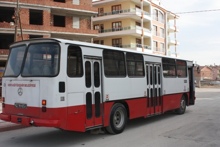 Belediye otobüsü ile otomobil çarpıştı