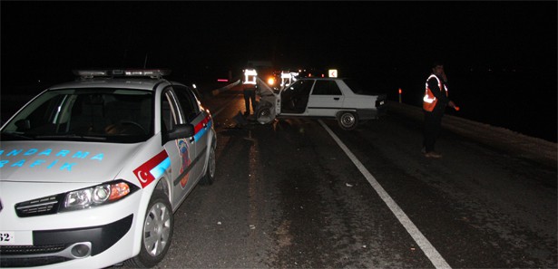 İki otomobil kavşakta çarpıştı: 2'si ağır 5 yaralı