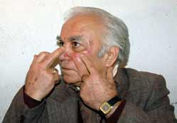 Uyarınca saldırıya uğradı