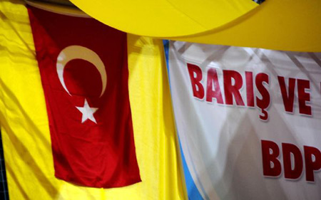 BDP'den Diyarbakır'da Türk bayraklı kongre