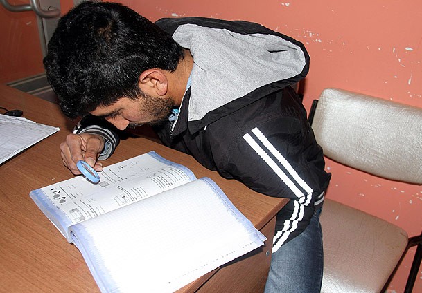 Sınava büyüteçle hazırlanıyor