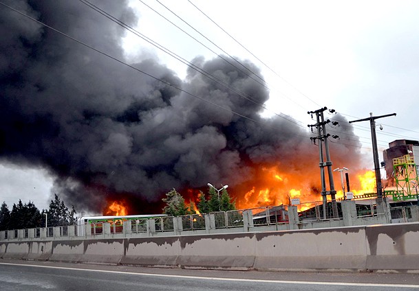 Dev elyaf fabrikasında yangın