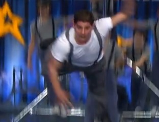 Hakan Akdoğan jürinin üzerine uçtu