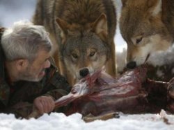 Kurtlarını kendi elleriyle besliyor