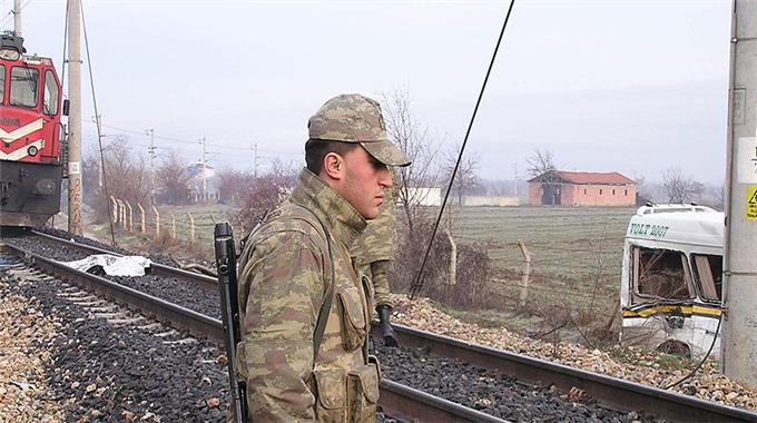 Servise tren çarptı: 1 ölü