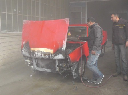 Yanan otomobil bahçe hortumuyla söndürüldü