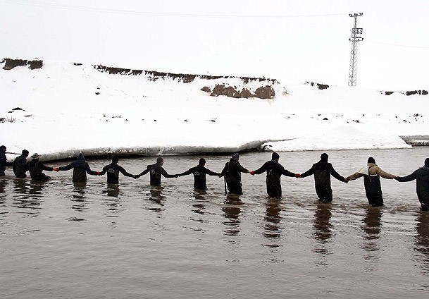 El ele adım adım aradılar