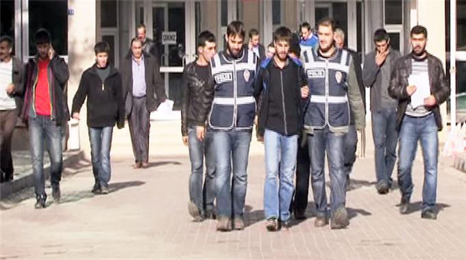 Ünlü şarkıcıyı dolandıranlar yakalandı