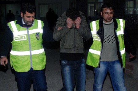 Hırsızlık şüphelileri evin penceresinde yakalandı