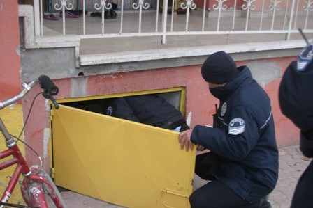 Konya polisi suç önlemeye yönelik 25 evde arama yaptı