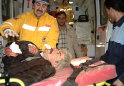 Arkadaşını bıçaklayıp sokağa attı