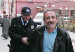 Yola yatıp trafiği aksattı