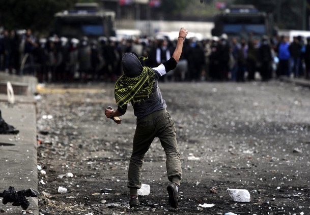 Güvenlik güçleriyle göstericiler çatıştı