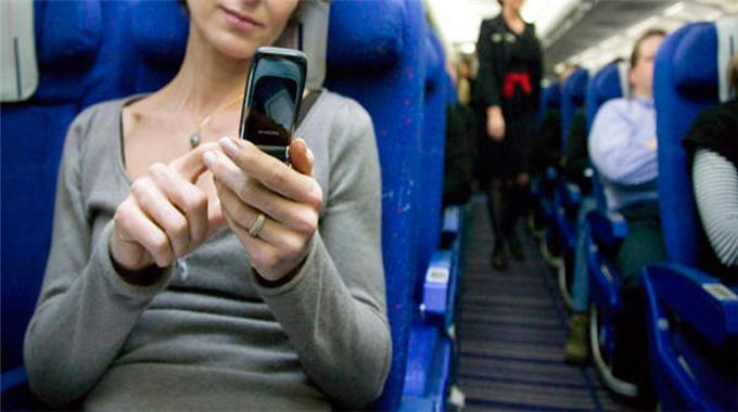 Uçakta telefonla konuşanlar yandı