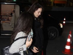 Kıvanç Tatlıtuğ Azra Akın'ı hastanede yalnız bıraktı