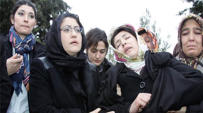 Bakan'ın kollarında bayıldı