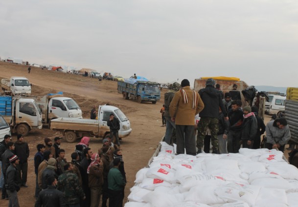 Çadırlar yardımlarla ayakta duruyor