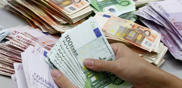 Letonya, Avro'ya geçiş yasasını çıkardı