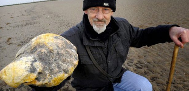 Sahilde bulduğu taş zengin etti