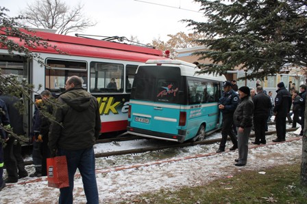 Konya'da tramvay yolcu minibüsüne çarptı