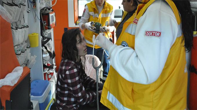 Paraşütçü kız denize çakıldı