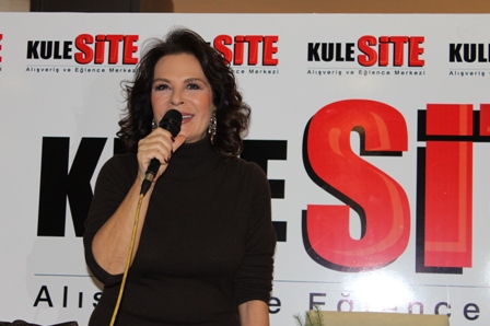 Hülya Koçyiğit El Sanatları şölenini gezdi