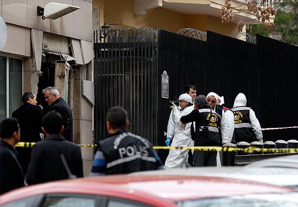 Biri elinden tutup oraya götürmüştür