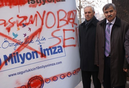 “Özgürlükler İçin 10 Milyon İmza” pankartına saldırı
