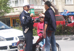 Polisle motosiklet pazarlığı