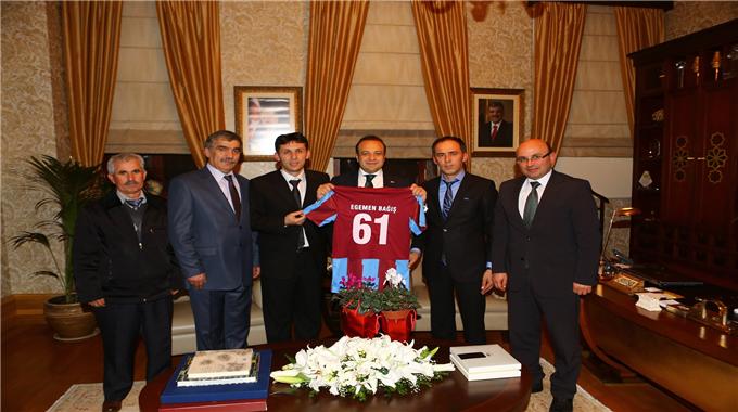 Fenerbahçeli bakana Trabzonspor forması