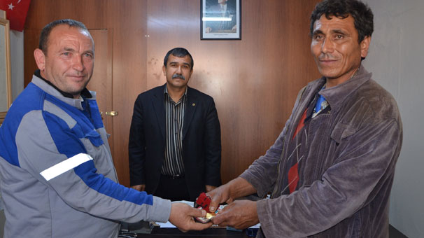 Cami tuvaletinde altın dolu kese buldu