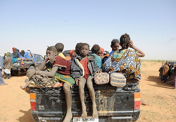 AA ekibi, çöldeki aç-susuz göçe tanıklık etti