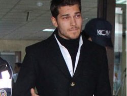 Çağatay Ulusoy annesinin yanına taşınıyor