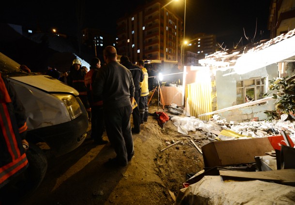 Minibüs gecekonduya girdi: 1 ölü