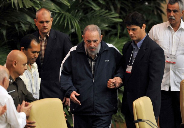 Castro, halkın karşısına çıktı