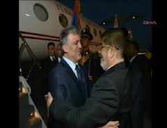 Cumhurbaşkanı Gül'ü Mursi karşıladı